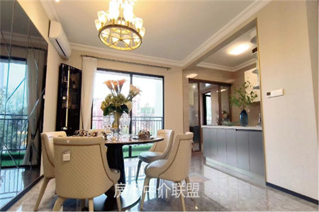 明湖中学附近港基文华园三室三厅两卫精装出售送阁楼送车
